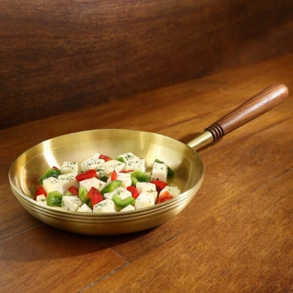 Arra brass fry pan with wooden handle - Image 3